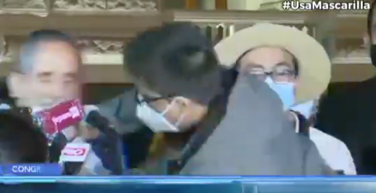 Congresista peruano recibe feroz combo tras votar a favor de la destitución de Vizcarra