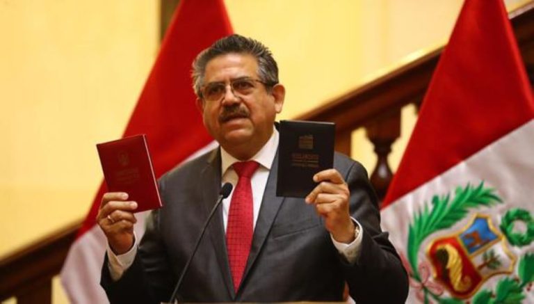 Manuel Merino asume la presidencia interina de Perú tras destitución de Vizcarra