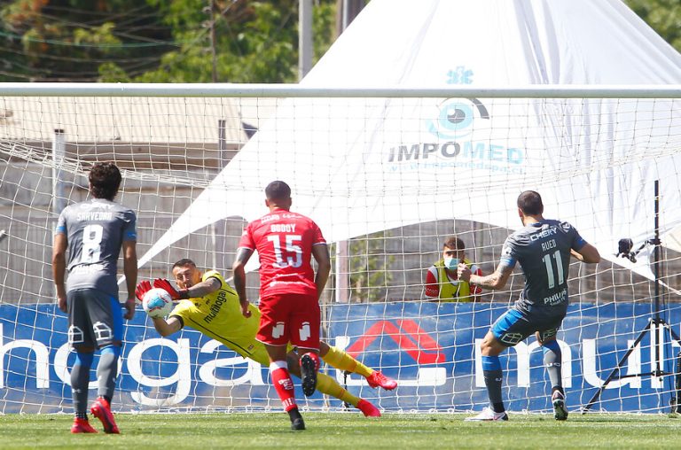 Hicieron repetir tres veces el penal a la UC, pero igual Curicó lo ganó en buena lid