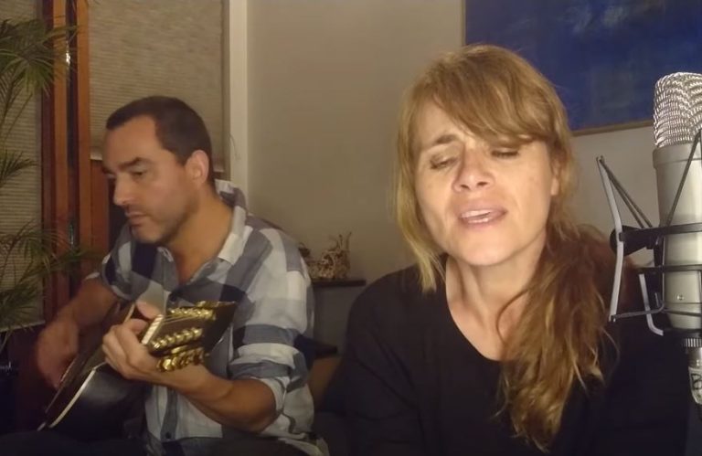 Amaya Forch sorprende cantando 