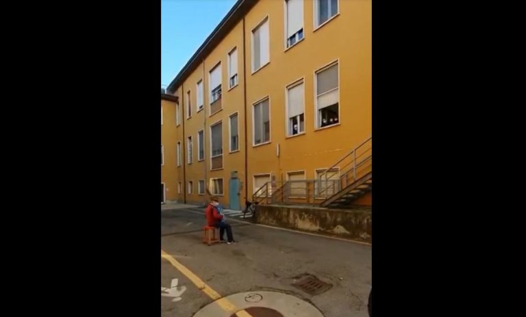 Hombre de 81 años no puede visitar a su esposa internada, así que le hizo una serenata con su acordeón