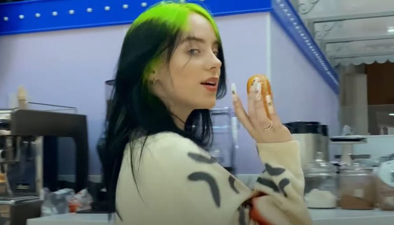 Billie Eilish se roba un pretzel, donuts y hasta papas fritas en el videoclip de 