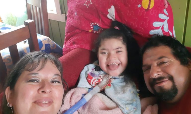 Familia denuncia presunta mala praxis en parto: Guagua sufrió lesión y quedó parapléjica