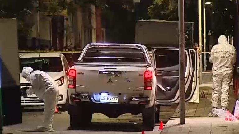 Balacera en el centro de Santiago terminó con un carabinero y una civil heridos