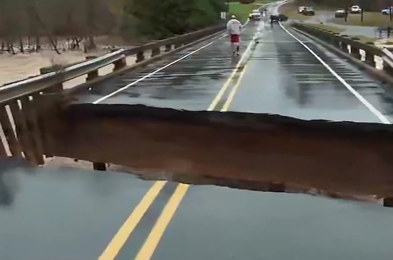 Periodista se salva de milagro cuando un puente colapsa durante transmisión en vivo