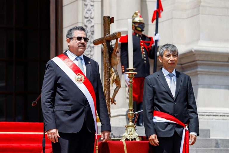 Merino presentó su renuncia a la presidencia interina de Perú tras violentas jornadas de manifestaciones