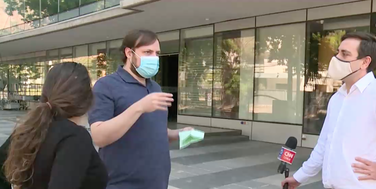 Multan con $2,5 millones a pareja que se sacó mascarilla en un parque