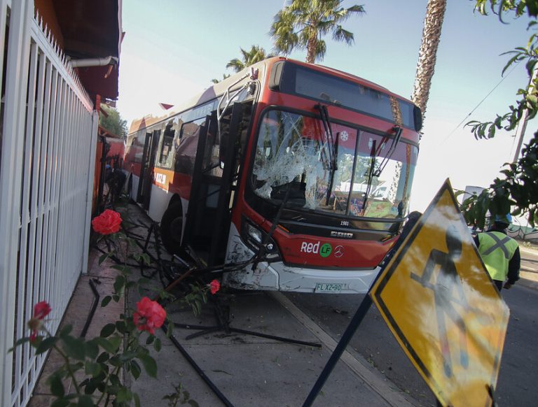 Micro de Red impactó a dos viviendas en Maipú: Una de las casas quedó sin agua y gas