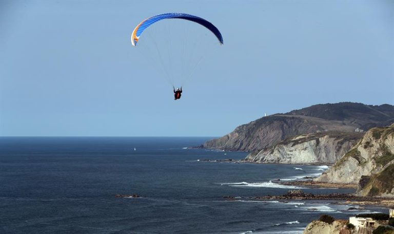 Hombre australiano de 91 años sufrió accidente en parapente y sobrevivió prácticamente ileso