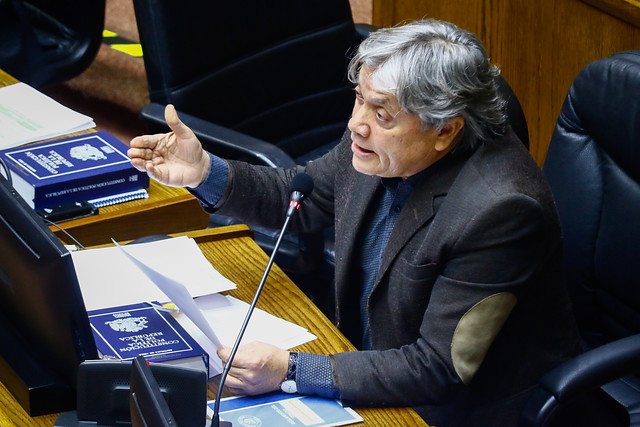 Senador Navarro inició proceso retiro de ventilación mecánica y se mantiene en la UCI
