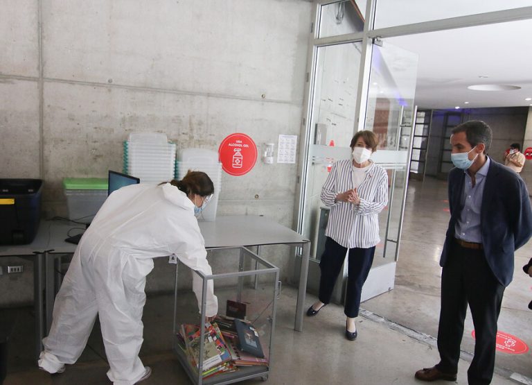 Afinan detalles para reapertura de Biblioteca de Santiago: Libros entrarán en cuarentena cuando sean devueltos