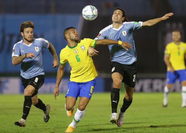 Uruguay cae ante Brasil en duelo marcado por la ausencia de Suárez y la expulsión de Cavani