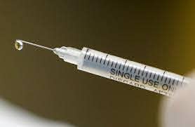 Segura y eficaz en adultos mayores: Vacuna de Oxford revela resultados de sus ensayos