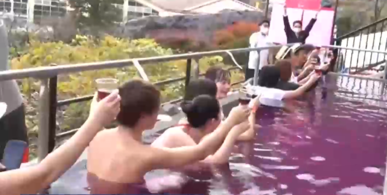 ¿Desperdicio? Japoneses han iniciado extraña celebración donde se bañan en vino