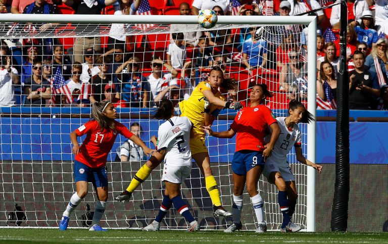 Postnatal con mantención de casi todo el sueldo: Las reformas de la FIFA para las jugadoras que sean mamás