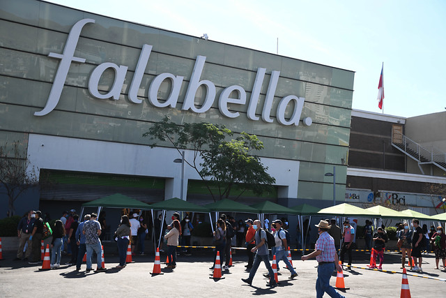 Por reclamos de clientes: Sernac presentó demandas colectivas contra Falabella y Paris