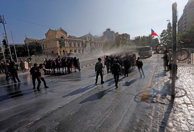 Metro cerró tres estaciones: Manifestantes se enfrentaron con Carabineros en la Alameda