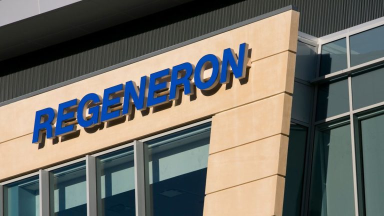 EE.UU. autoriza uso del fármaco contra el COVID-19 de Regeneron que recibió Trump