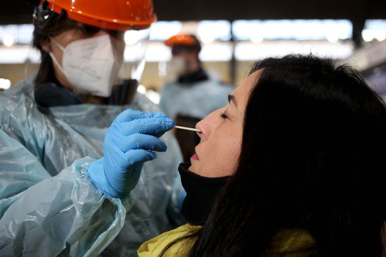 Hong Kong pagará cerca de $500 mil a quienes den positivo por COVID- 19