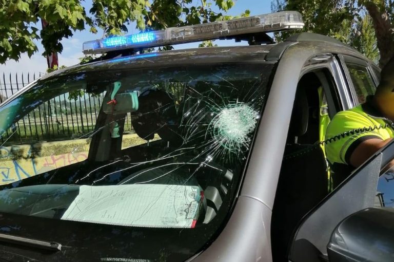 Barristas de la U apedrearon un vehículo del Samu Base Viña del Mar en las afueras del Estadio Sausalito