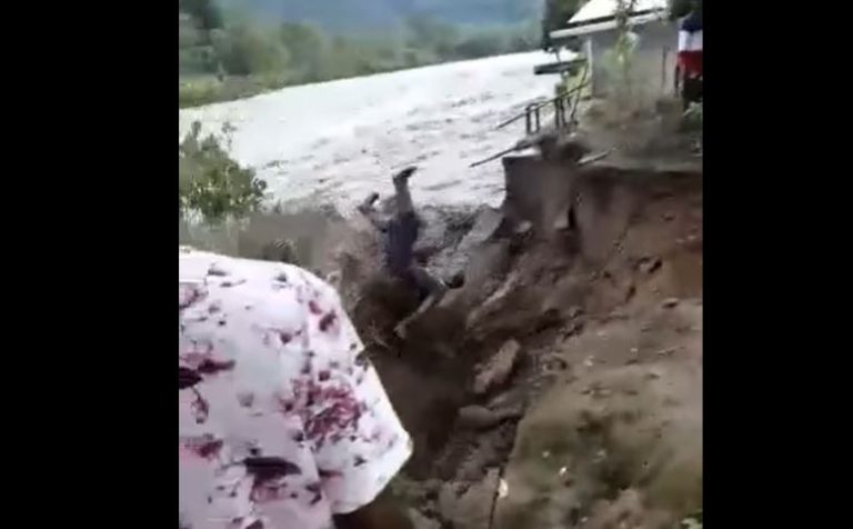 Impactante registro captó cómo un caudaloso río se llevó a un hombre que cayó cuando intentaba sacar un coco