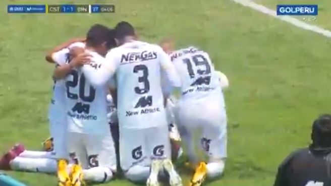Escándalo en Perú: Jugador simuló tener relaciones sexuales con compañero que celebraba un gol orando