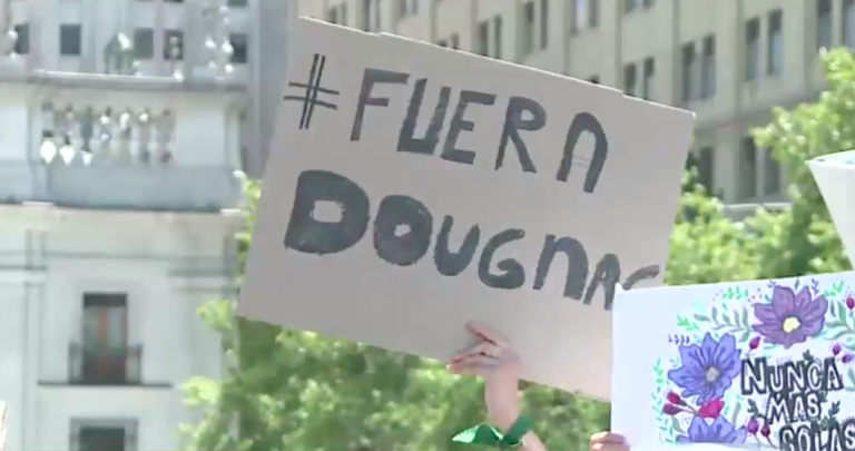 Enfermeras protestaron afuera de La Moneda exigiendo salida del subsecretario Dougnac