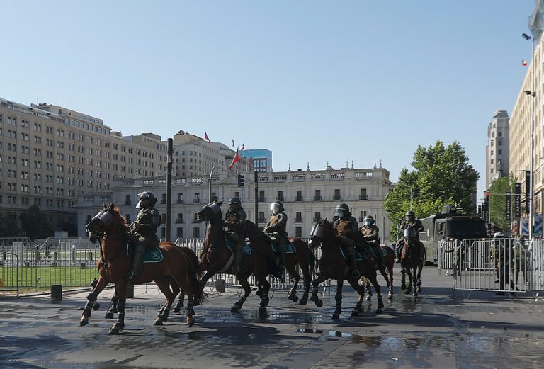 Gobierno reacciona a protestas frente a La Moneda: 