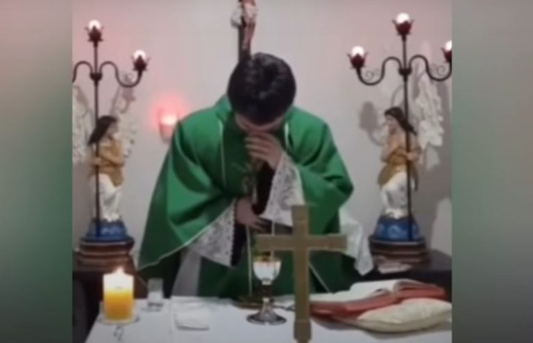 Chascarro en vivo: Sacerdote sufre ataque de risa en plena eucaristía en una misa virtual