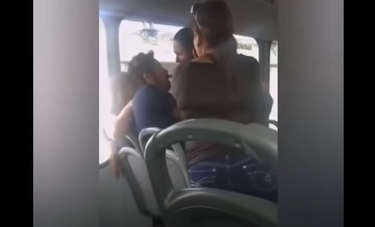 Tenso encuentro: Iba con su amante en la micro y se encontró con su novia embarazada junto a la suegra