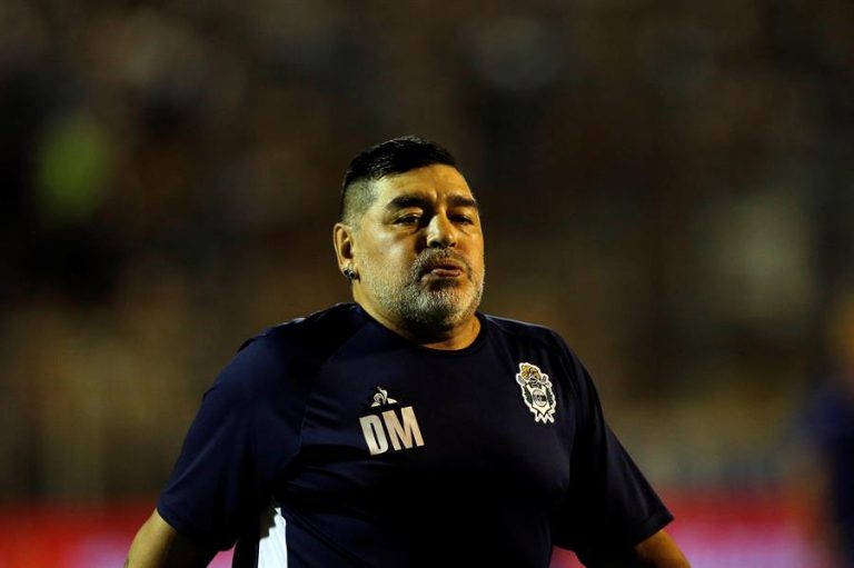 Trasladan cuerpo de Maradona a la morgue para realizar autopsia