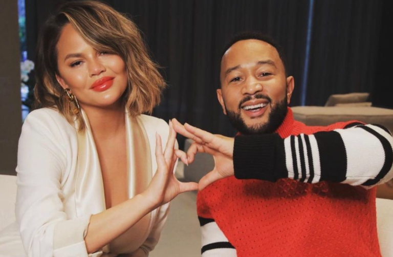 Chrissy Teigen atraviesa un 