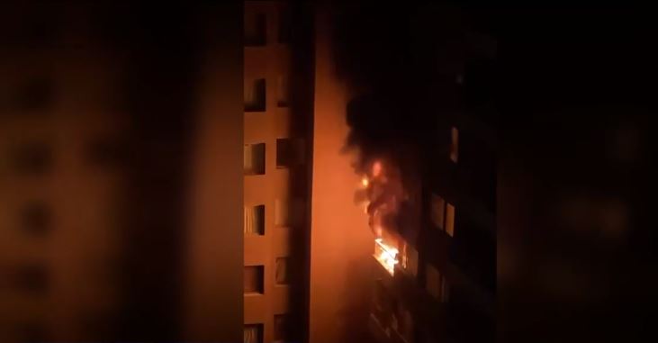 Incendio obligó a evacuar a todo un edificio en Santiago: Vecinos acusaron alteración en el voltaje