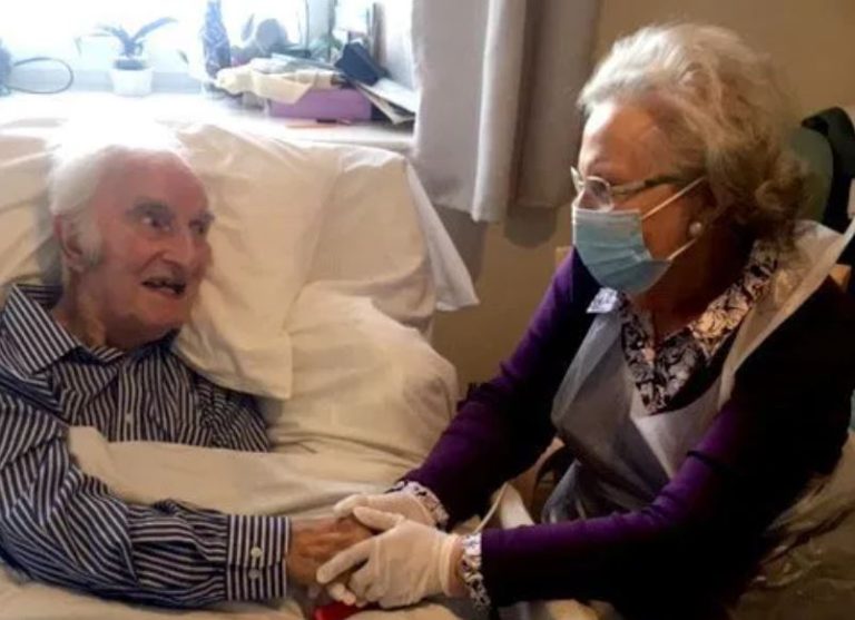 Así fue el recuentro de un matrimonio de 60 años que estuvo meses sin estar cerca