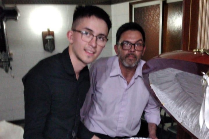 Sujeto que se fotografió con Maradona en el ataúd rompió el silencio: 