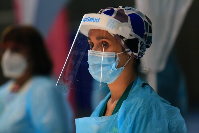 Estudio dice que es más efectivo vacunar primero a personas con mayor interacción social que a grupos de riesgo