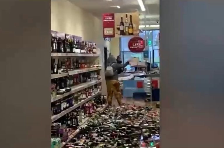 Mujer se cansó de esperar en la fila y se desquitó quebrando 500 botellas de alcohol
