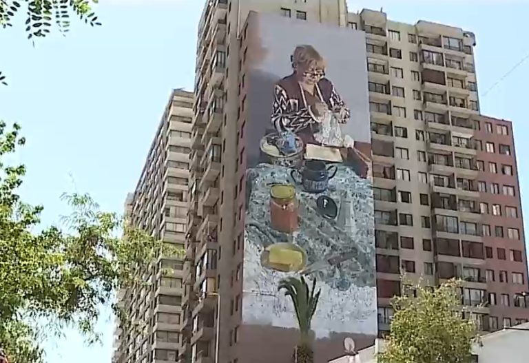 Vecina de Santiago protagoniza una impactante obra realista de 40 metros