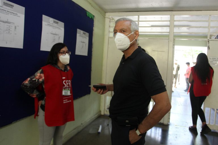 Heraldo Muñoz no pudo votar porque su mesa estaba cerrada: 