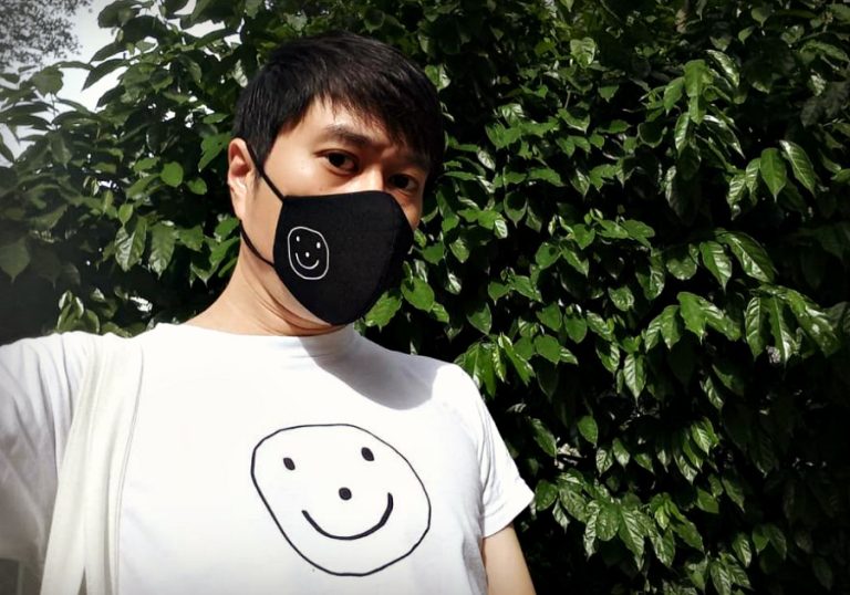 Singapur: Famoso activista fue llevado a la Corte por exhibir cartel con cara sonriente