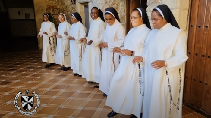 Monjitas bailarinas se vuelven famosas en internet por coordinado baile para alegrar la pandemia