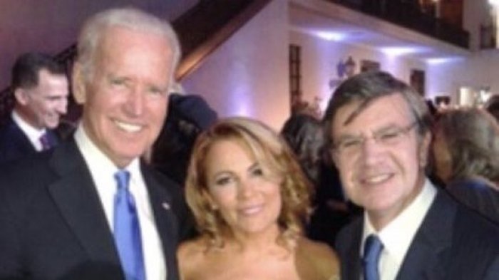 Joaquín Lavín felicitó a Joe Biden con foto junto a Cathy Barriga