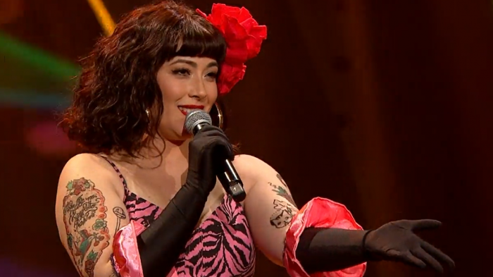 Más igual imposible: Mon Laferte estrenó nuevo look con una impactante presentación