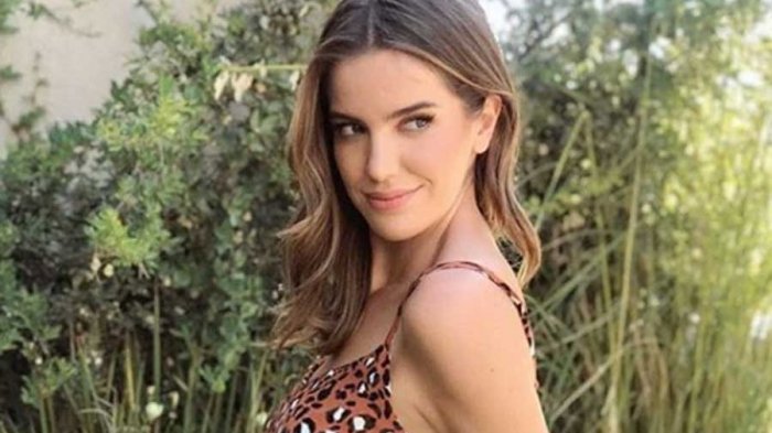 Dejó la escoba: Millaray Viera impacta redes sociales con foto en bikini junto a su hija menor disfrutando del mar