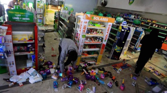 Carabineros detuvo a 8 personas por saqueo a farmacia durante manifestaciones en el centro de Santiago