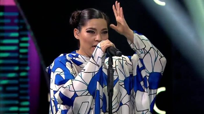 Björk sorprendió con su interpretación de 