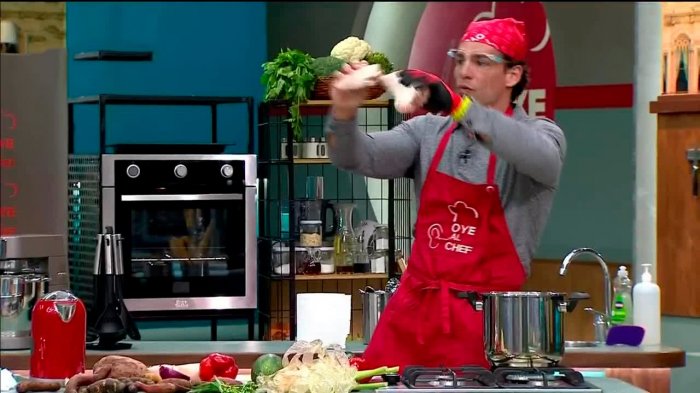 Se la ganó: Cristián de la Fuente tuvo grandes dificultades cortando la pata de chancho