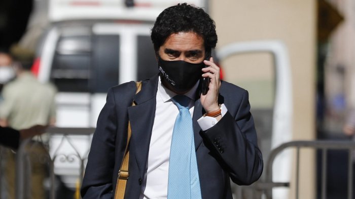 Cuestionan actuar de Carabineros en intento de robo al auto de Ministro Briones