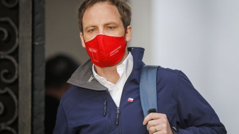 Arturo Zúñiga renuncia al Minsal y evalúa posible candidatura