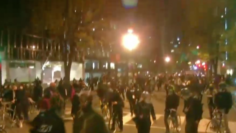 Manifestantes se despliegan en Washington D.C. y Portland durante conteo de votos